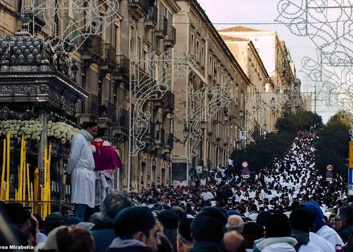 Modern And Historic Openspace In The Center *